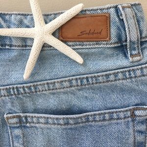 Subdued denim shorts. 💕